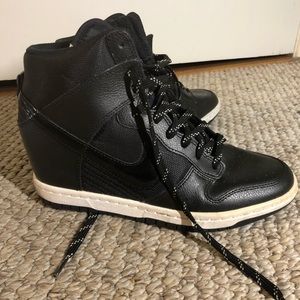 Size 7 women’s Nike wedge sneakers, black